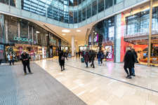 904074 Interieur van het winkelcentrum Hoog Catharijne te Utrecht, met de Boven Vredenburgpassage.